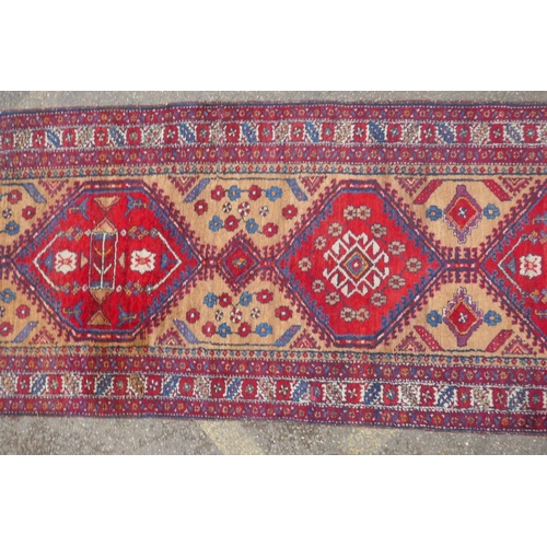 1044 - A C19th cream and red ground Heritz wool runner, 440 x 105cm