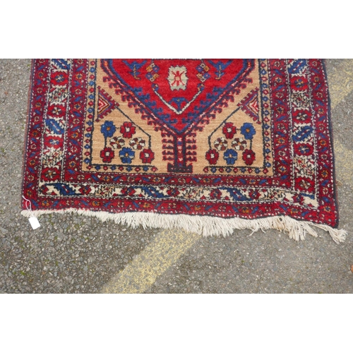 1044 - A C19th cream and red ground Heritz wool runner, 440 x 105cm