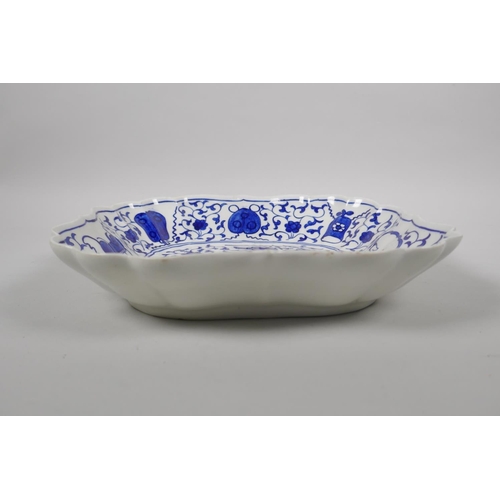 11 - An C18th Worcester blue and white porcelain 'Hundred Antiques' dish, with lobed rim, marks to base, ... 