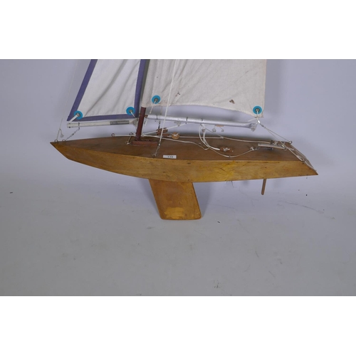 139 - A vintage scratch built pond yacht, 84 x 158cm high