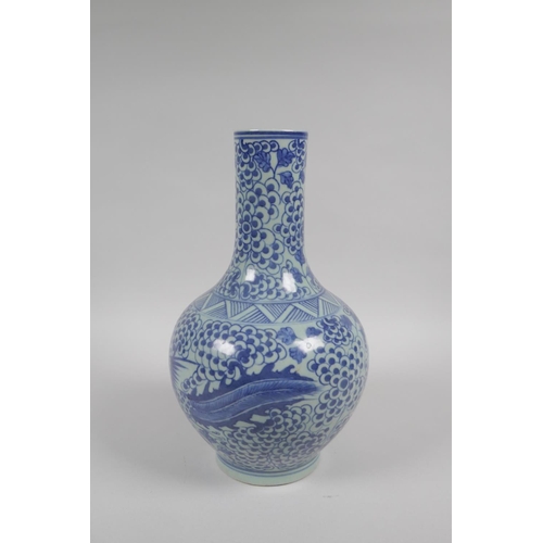 140 - An early C20th Chinese blue and white porcelain bottle vase with phoenix decoration, mark to base, 2... 