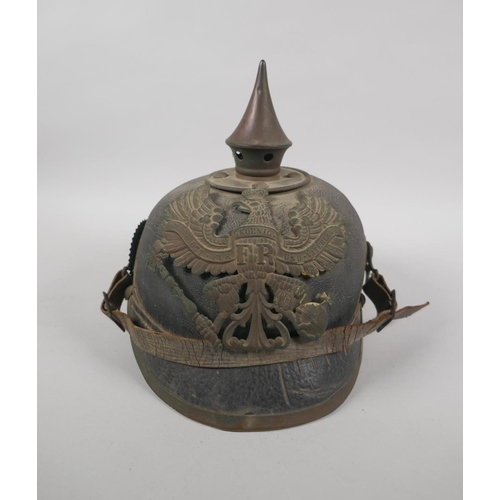 15 - An imperial German Prussian late C19th/WWI Pickelhaube helmet in leather with original brass spike, ... 