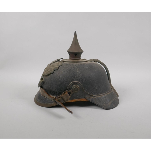 15 - An imperial German Prussian late C19th/WWI Pickelhaube helmet in leather with original brass spike, ... 