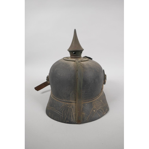 15 - An imperial German Prussian late C19th/WWI Pickelhaube helmet in leather with original brass spike, ... 