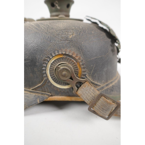 15 - An imperial German Prussian late C19th/WWI Pickelhaube helmet in leather with original brass spike, ... 