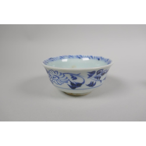 151 - A pair of Chinese Ming style red and white porcelain tea bowls, and a blue and white porcelain tea b... 