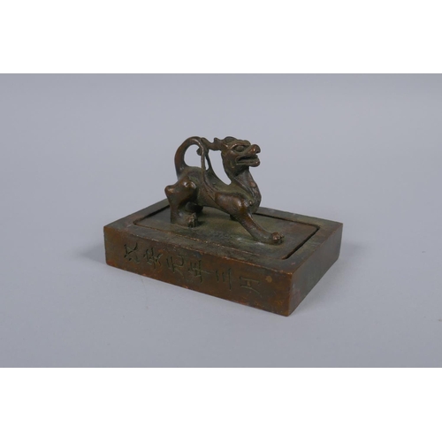 171 - A Chinese bronze twin seal with dragon knop, 8 x 6cm