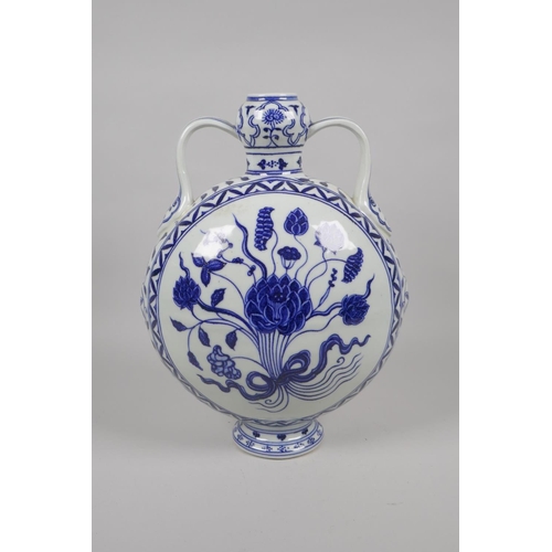 189 - A Chinese blue and white porcelain two handled moon flask decorated with a lotus flower bouquet, 4 c... 