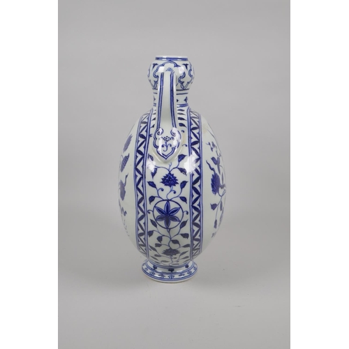 189 - A Chinese blue and white porcelain two handled moon flask decorated with a lotus flower bouquet, 4 c... 