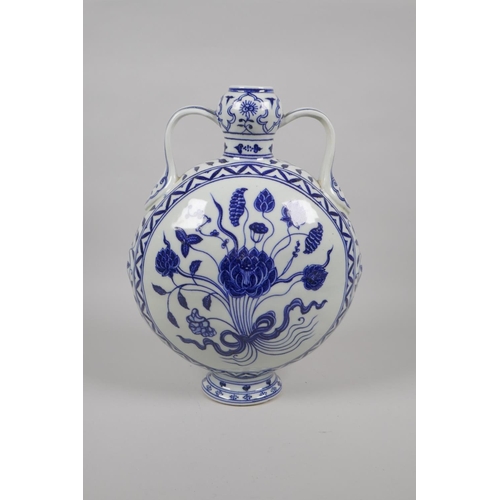 189 - A Chinese blue and white porcelain two handled moon flask decorated with a lotus flower bouquet, 4 c... 