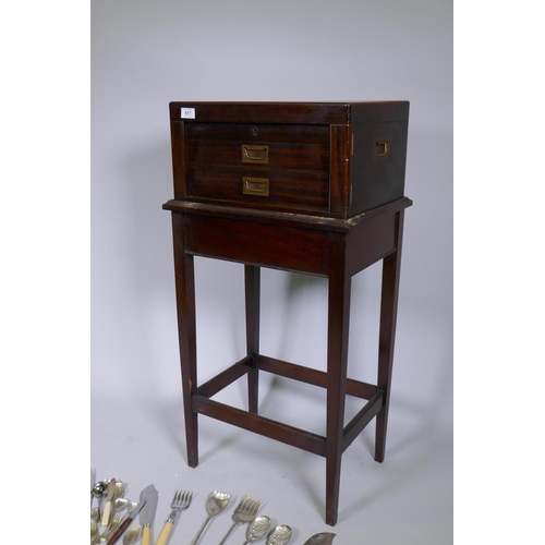 617 - A mahogany cutlery canteen, with lift up top over two pull out drawers with fitted interior and carr... 