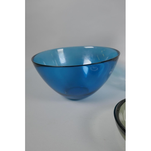 90 - A quantity of Orrefors 'Fuga' blue and smoked glass bowls of varying sizes, designed by Sven Palmqvi... 