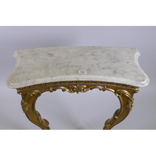 1087 - A Regency carved and watergilt console table with concave Carrara marble top, raised on shaped suppo... 