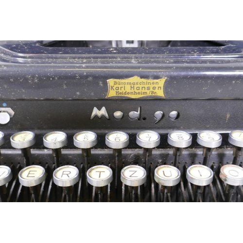 29 - A 1950s vintage Everest Model 90 typewriter in wooden case