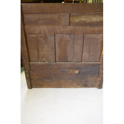 1004 - C18th oak settle with carved panelled back, lift up seat over three plain panels, adaptions, 138 x 4... 