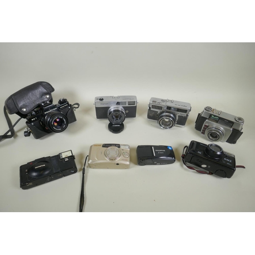 101 - A collection of vintage 35mm cameras, to include a Canon Canonet, and Ilford Sportsmaster, a Praktic... 