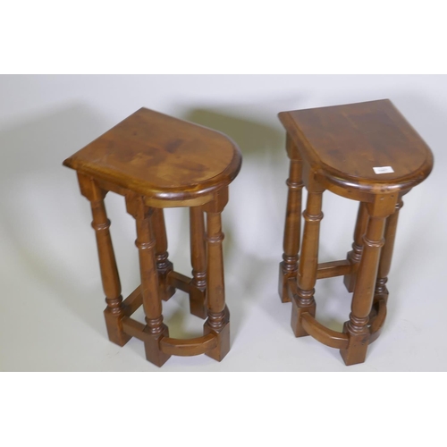 1087 - A pair of wood end tables, raised on turned supports, 64cm high