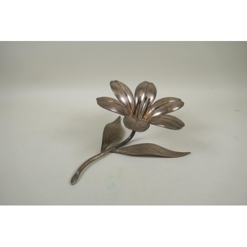 664 - A quantity of silver plate to include a vintage Art Nouveau flower ashtray, a leaf shaped dish and s... 