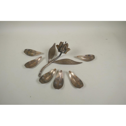 664 - A quantity of silver plate to include a vintage Art Nouveau flower ashtray, a leaf shaped dish and s... 