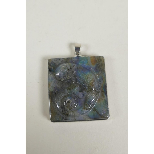 666 - A metal mounted rock crystal pendant with carved chameleon decoration, 3 x 3.5cm