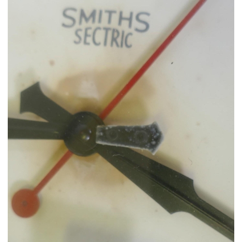 677 - A bakelite Smiths Sectric wall clock, 30cm diameter