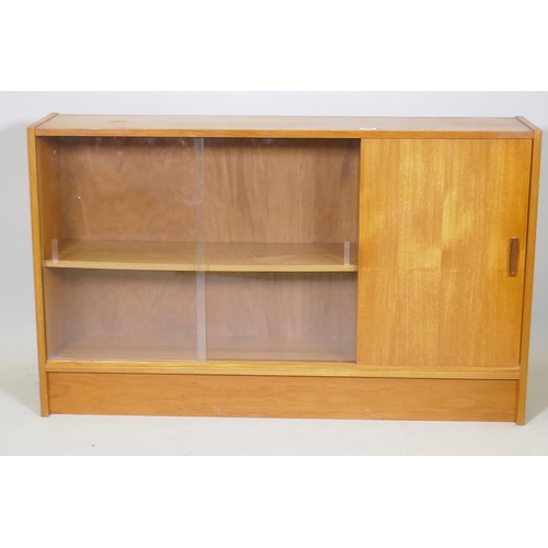 1025 - A mid-century teak side cabinet with slide door and two glass sliding doors, 124 x 28 x 75cm