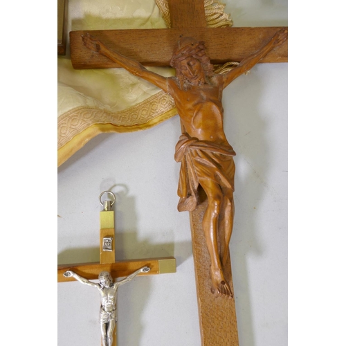 31 - A collection of antique and vintage crucifix and Corpus Christi, carved from boxwood, silver plated ... 