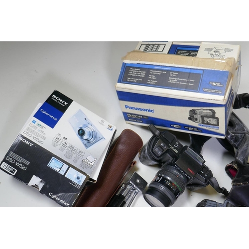 16 - Photographic equipment: collection of vintage and later 35mm cameras and accessories, Kodak Retina 1... 