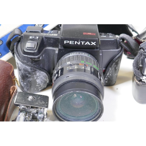 16 - Photographic equipment: collection of vintage and later 35mm cameras and accessories, Kodak Retina 1... 