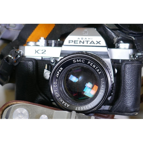 16 - Photographic equipment: collection of vintage and later 35mm cameras and accessories, Kodak Retina 1... 