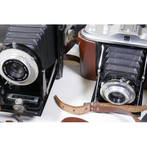 16 - Photographic equipment: collection of vintage and later 35mm cameras and accessories, Kodak Retina 1... 