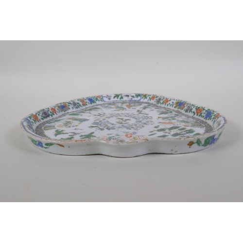 38 - A late C19th/early C20th Chinese famille verte porcelain shallow dish with shaped rim, decorated wit... 