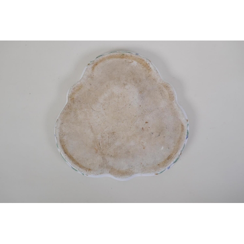 38 - A late C19th/early C20th Chinese famille verte porcelain shallow dish with shaped rim, decorated wit... 