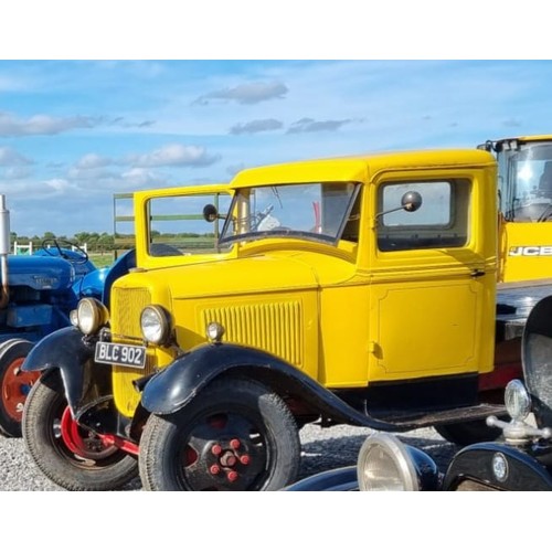 275 - Fordson Model B flat bed truck. Runs.