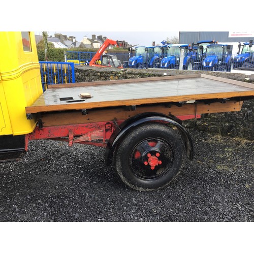 275 - Fordson Model B flat bed truck. Runs.