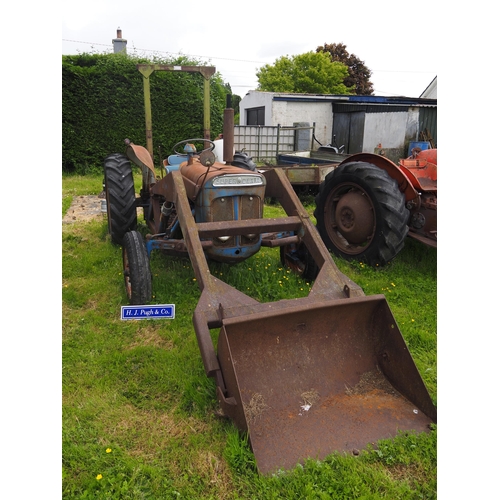 99 - Fordson Super Dexta tractor. Fitted with Horndraulic loader and bucket and roll bar