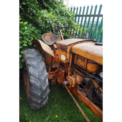 121 - Renault R7012325 tractor. S/n 1519045. Original condition