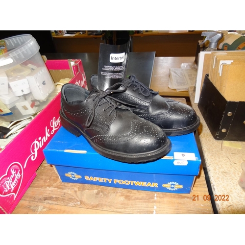 9 - A pair of Rock Fall Size 7. Safety shoes steel toe cap.