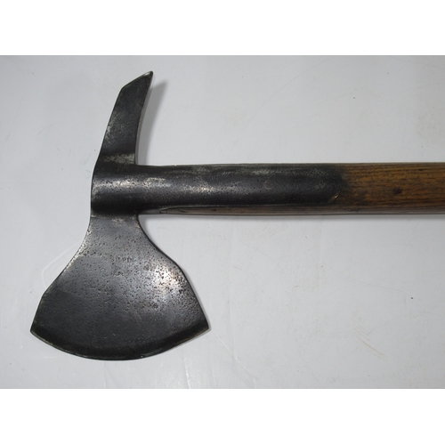 163 - AN EARLY 19TH CENTURY NAVAL BOARDING AXE BY GILPIN
the head stamped GILPIN, 18.., the reverse with b... 