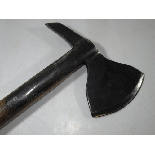 163 - AN EARLY 19TH CENTURY NAVAL BOARDING AXE BY GILPIN
the head stamped GILPIN, 18.., the reverse with b... 