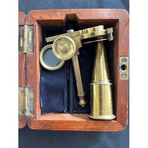 178 - Ø A CARY-TYPE BOTANIST'S MICROSCOPE, CIRCA 1820
unsigned, the 3in. barrel threaded to support with p... 