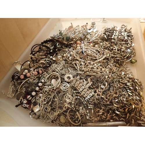 76 - Tray of mixed white metal jewellery