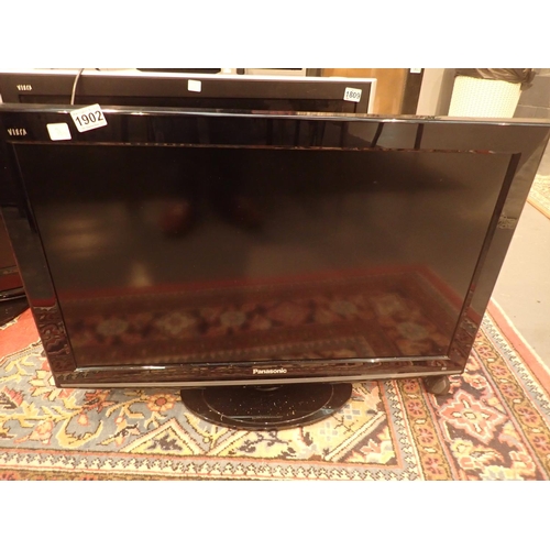 1902 - Panasonic Viera TV with remote