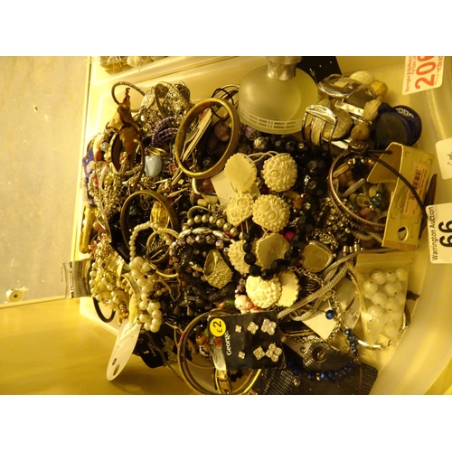 66 - Tray of unsorted mixed costume and fashion jewellery 4.6kg