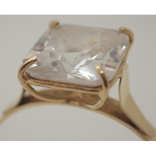 1242 - Yellow metal ring stamped 750A with square cut white stone, size R