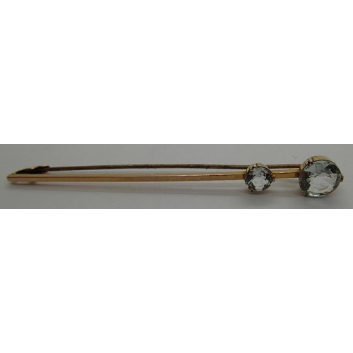 141 - 9ct gold white topaz set pin brooch, L: 75 mm, 3.5g
P&P group 1 (£16 for the first item and £1.50 fo... 