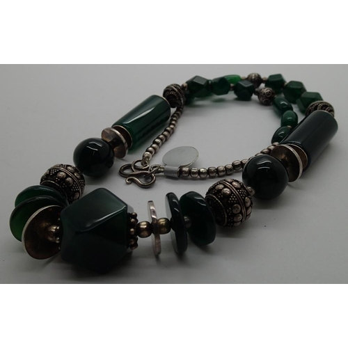 125 - Large green stone set necklace, L: 48 cm
P&P group 1 (£16 for the first item and £1.50 for subsequen... 