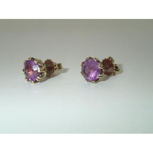 206 - Pair of 15ct large amethyst screw-back earrings, 2.5g
P&P group 1 (£16 for the first item and £1.50 ... 