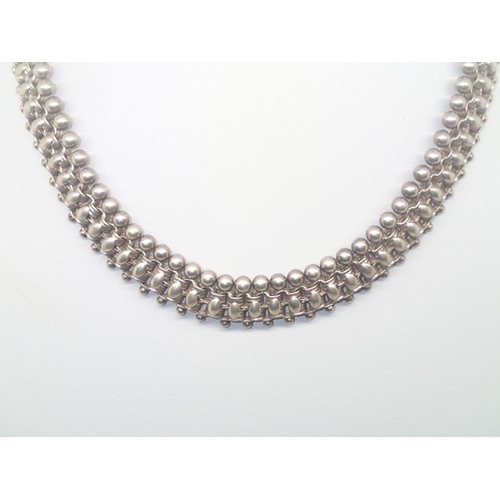 208 - Victorian white metal (presumed silver) collar necklace, L: 47 cm
P&P group 1 (£16 for the first ite... 