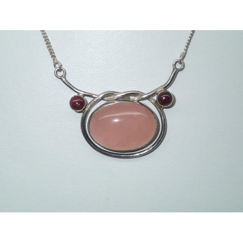 213 - Contemporary sterling silver necklace with a large oval rose quartz pendant L: 42 cm
P&P group 1 (£1... 